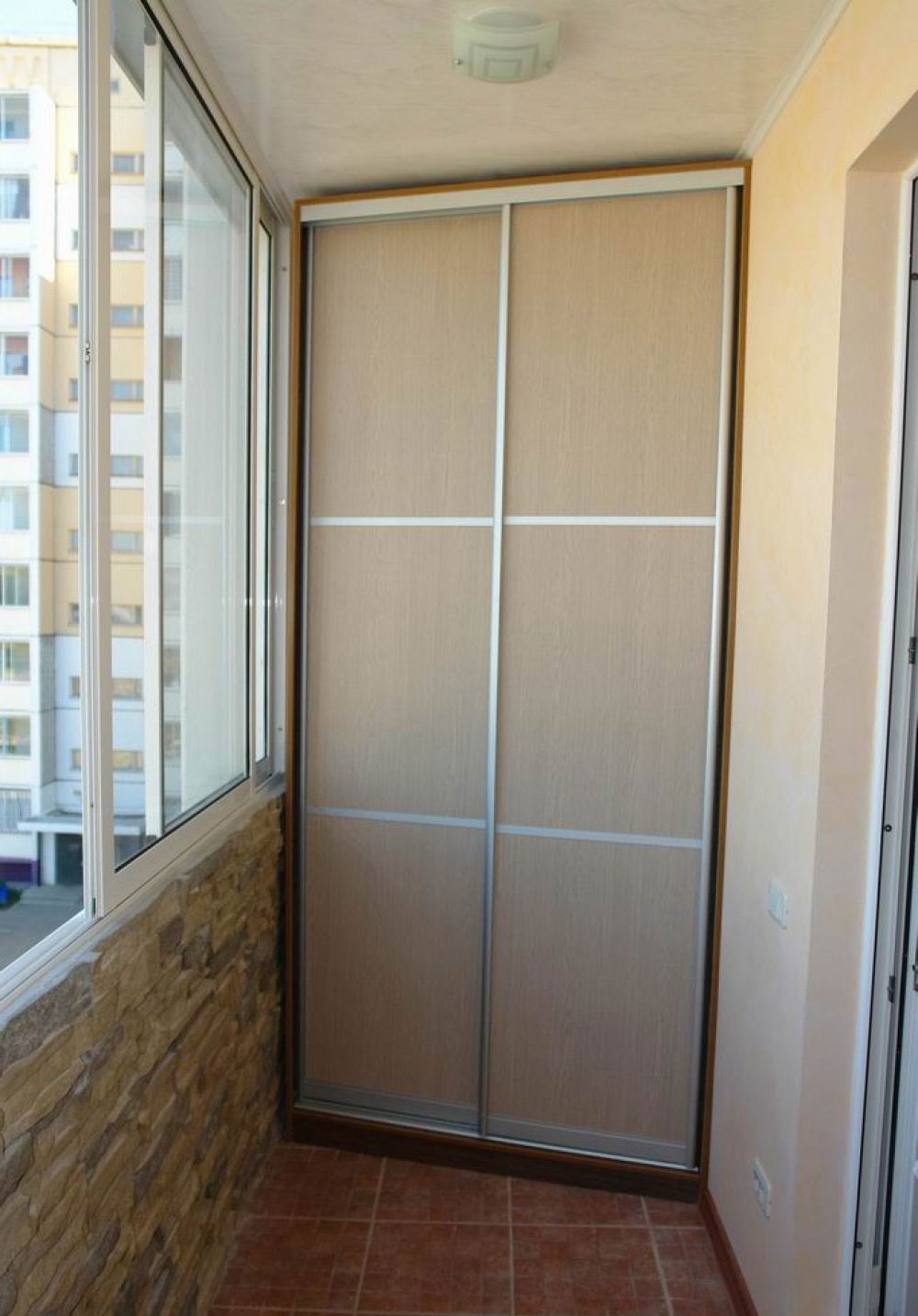 Фотография дешевого шкафа на балкон