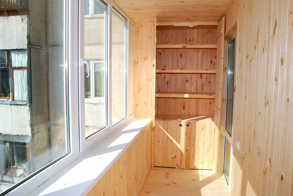 Красивый деревянный шкаф на балкон картинка