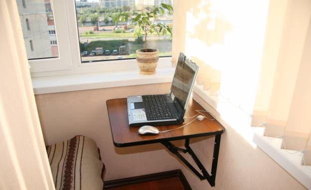 Фото маленького столика на балкон, как комфортное рабочее место