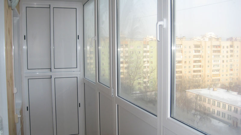 Фотография недорогого алюминиевого шкафа на балконе