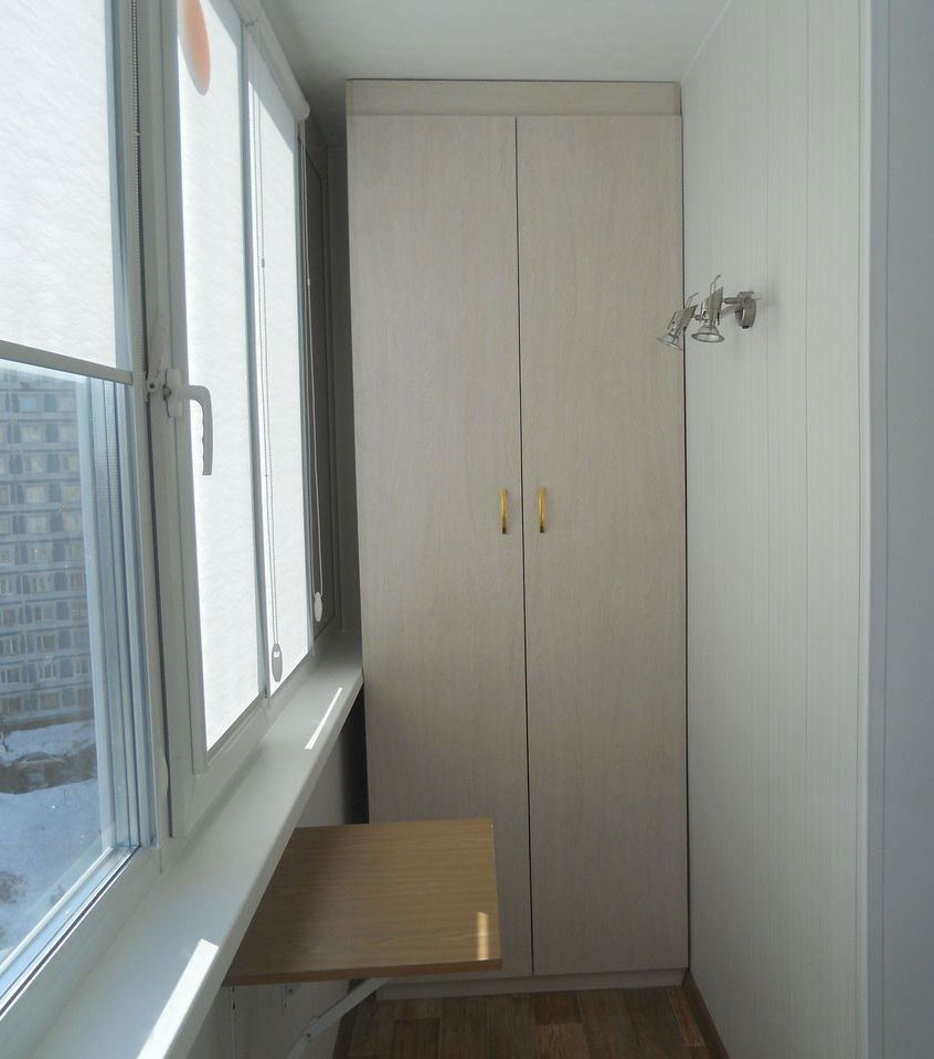 Фотография маленького шкафа на балкон