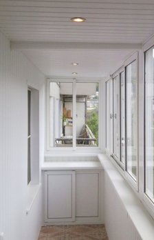 Фотография с замечательной алюминиевой тумбой на балконе