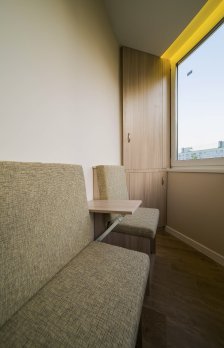Фотография дивана на балконе со столиком на двоих