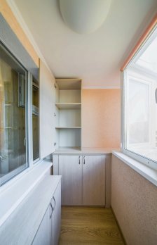 Открытый распашной шкаф на балкон из портфолио пример фотографии