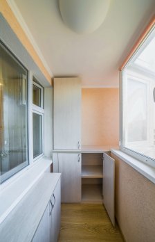Открытый распашной шкаф на балкон из портфолио фото