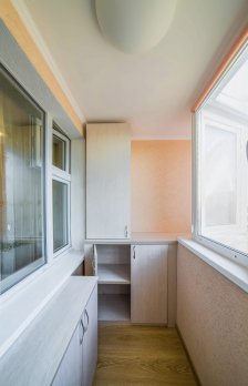 Открытый распашной шкаф на балкон из портфолио картинка