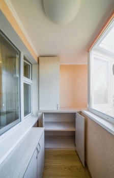 Полуоткрытый распашной шкаф на балкон фото