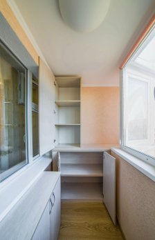 Открытый сложный распашной шкаф на балкон фотография